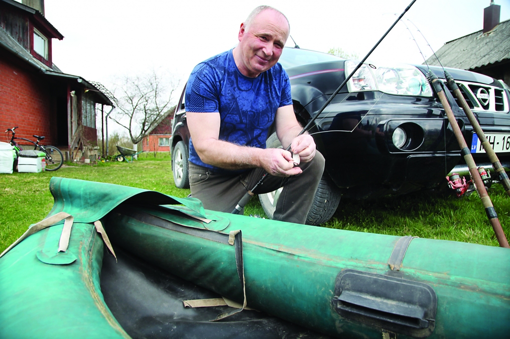 Guntim Kočānam patīk zvejot arī no laivas. Tas, viņaprāt, ir slinkākais makšķerēšanas veids. “Bet, ja nevēlas zaudēt vizuļus, tad labāk laisties pa upi ar laivu, jo nevajadzēs brist vai peldēt tiem pakaļ, ko ne reizi vien ir nācies darīt,” viņš saka. 	
Autors: Gatis Bogdanovs