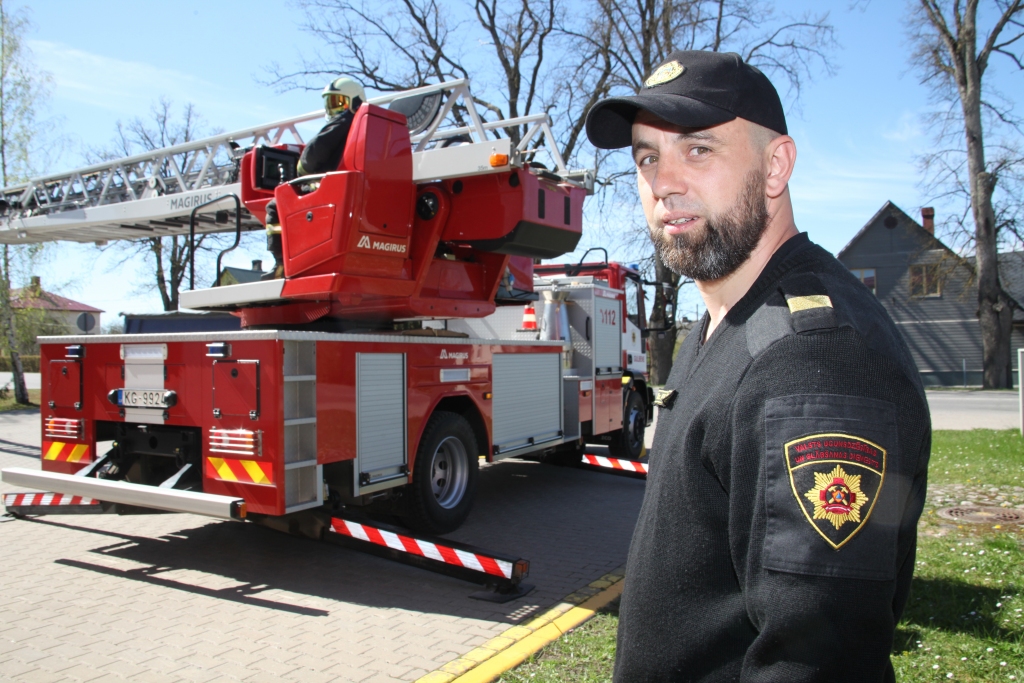 Atzīmējot 17.maijā Ugunsdzēsēju un glābēju dienu un ugunsdzēsības Latvijā 155.gadadienu, “Dzirkstele” uz sarunu aicināja Dzintaru Pekstu, kurš gandrīz pirms 12 gadiem uzsāka darba gaitas Valsts ugunsdzēsības un glābšanas dienesta Vidzemes reģiona brigādes Gulbenes daļā. 	Dzintars nevienu brīdi nav nožēlojis savu izvēli – būt par ugunsdzēsēju glābēju. Viņš ir uzticīgs dienestam.	
Autors: Gatis Bogdanovs