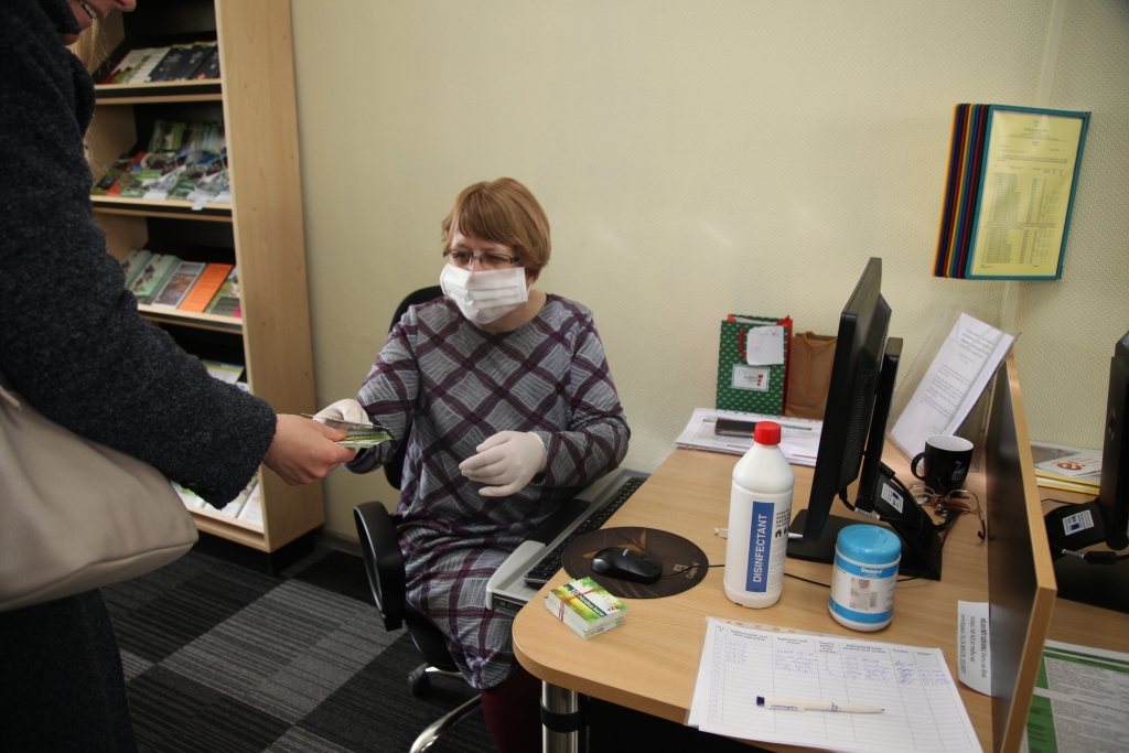 Vēl viena sociāli nozīmīga funkcija! COVID-19 krīzes laikā Gulbenes novada bibliotēka palīdz dalīt pašvaldības piešķirtās pārtikas kartes pamatskolas klašu skolēnu ēdināšanas izdevumu kompensēšanai. 	
Autors: Gatis Bogdanovs