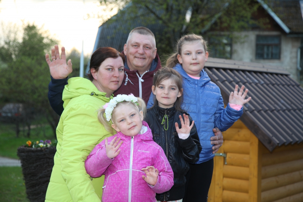 Raimonds Zeiļuks strādā celtniecībā, Rasa Zeiļuka šobrīd strādā Gulbenes 3. pirmsskolas izglītības iestādē “Auseklītis” un Latvijas Universitātes filiālē Madonā apgūst 1.līmeņa pirmsskolas pedagoga kvalifikāciju. “Jau no paša sākuma pamanīju, ka Rasai bērni vienmēr burtiski lipuši klāt,” atceras Raimonds. Rasas sirdī vietas pietiek gan abu trim atvasēm, gan mazajiem bērnudārzniekiem. Tā sanācis, ka nu viņi ir piecu “R” ģimene – arī meitām visām vārdi sākas ar “R” burtu – Renāte, Rebeka un Rēzija.	
Autors: Gatis Bogdanovs