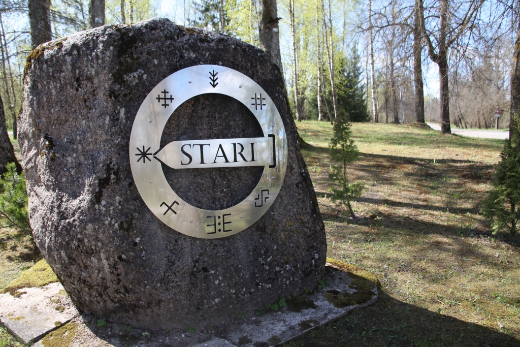 Uzraksts “Stari”, kas veidots uz akmens, piesaista apkārtējo uzmanību un izraisa interesi.
Autors: Gatis Bogdanovs