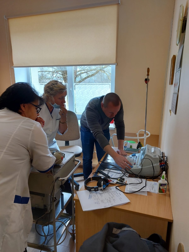 LOR kabinetā tagad ir divas jaunas mūsdienīgas medicīniskas ierīces – audiometrs un timpanometrs. Audiometrija ir precīza dzirdes sliekšņa pārbaude ar elektroakustisku aparatūru. Savukārt timpanometrija ir bungu dobuma spiediena un dzirdes kauliņu kustīguma noteikšana, ko izdara ar timpanometru, kā rezultātā iegūst grafisku attēlu, pēc kura spriež par auss stāvokli.
Autors: no slimnīcas arhīva