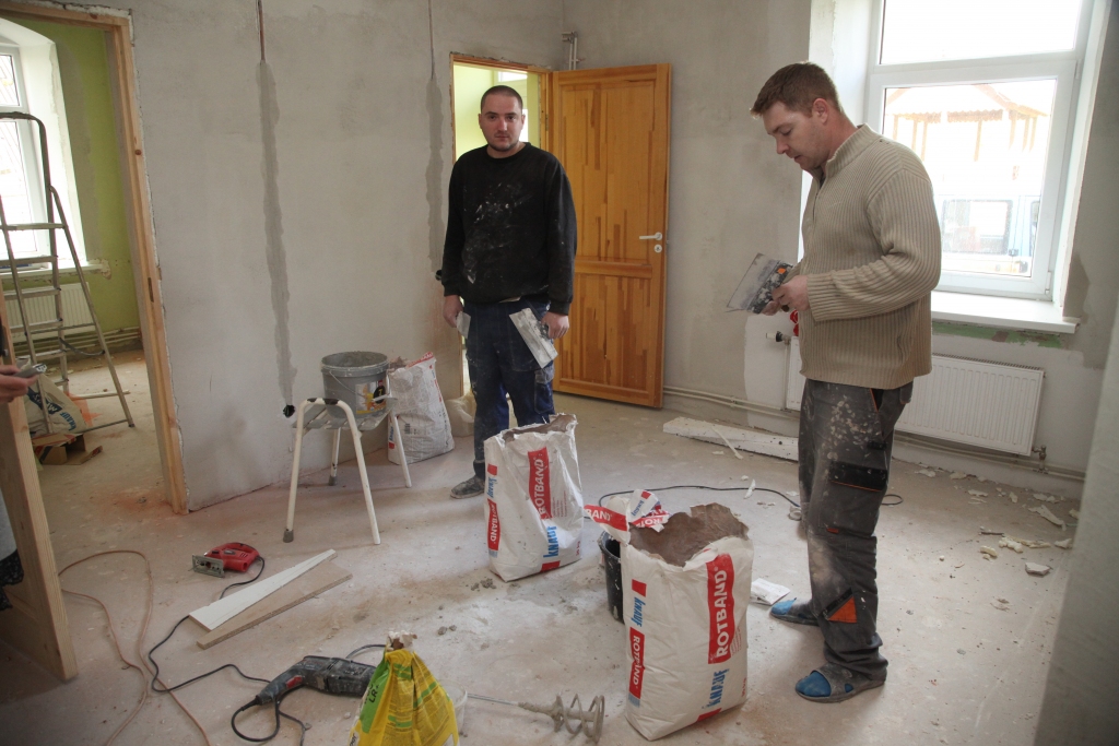 SIA “Vidzemes būvnieks” strādnieki atzīst, ka ģimenes ārstes praksē Tirzā jau sen prasījies pēc remonta. 	
Autors:  Gatis Bogdanovs