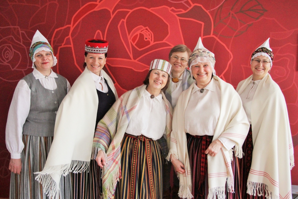 “Aptuveni pirms gada pie mums beidza darboties amatu prasmju grupa “Darini savu tautas tērpu”, kurā sievietes sadarināja sev tādus tautas tērpus, kas bija tīkami katrai. Katrai bija sava novada tērps ar savu vēsturi. Viss darbs mums ilga četrus gadus, un tajā dzīves posmā tie bija skaisti brīži,” atceras studijas “Sagša” vadītāja Biruta Akmentiņa.	
Autors: no personiskā arhīva