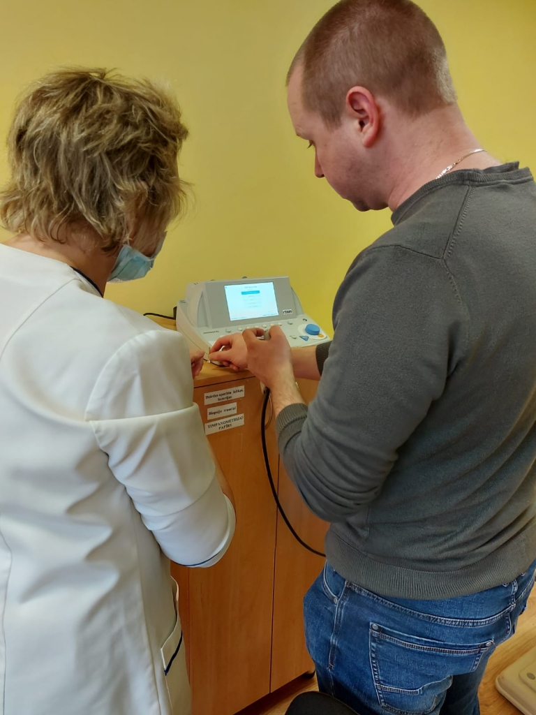 LOR kabinetā tagad ir divas jaunas mūsdienīgas medicīniskas ierīces – audiometrs un timpanometrs. Audiometrija ir precīza dzirdes sliekšņa pārbaude ar elektroakustisku aparatūru. Savukārt timpanometrija ir bungu dobuma spiediena un dzirdes kauliņu kustīguma noteikšana, ko izdara ar timpanometru, kā rezultātā iegūst grafisku attēlu, pēc kura spriež par auss stāvokli.    
Autors: no personiskā arhīva