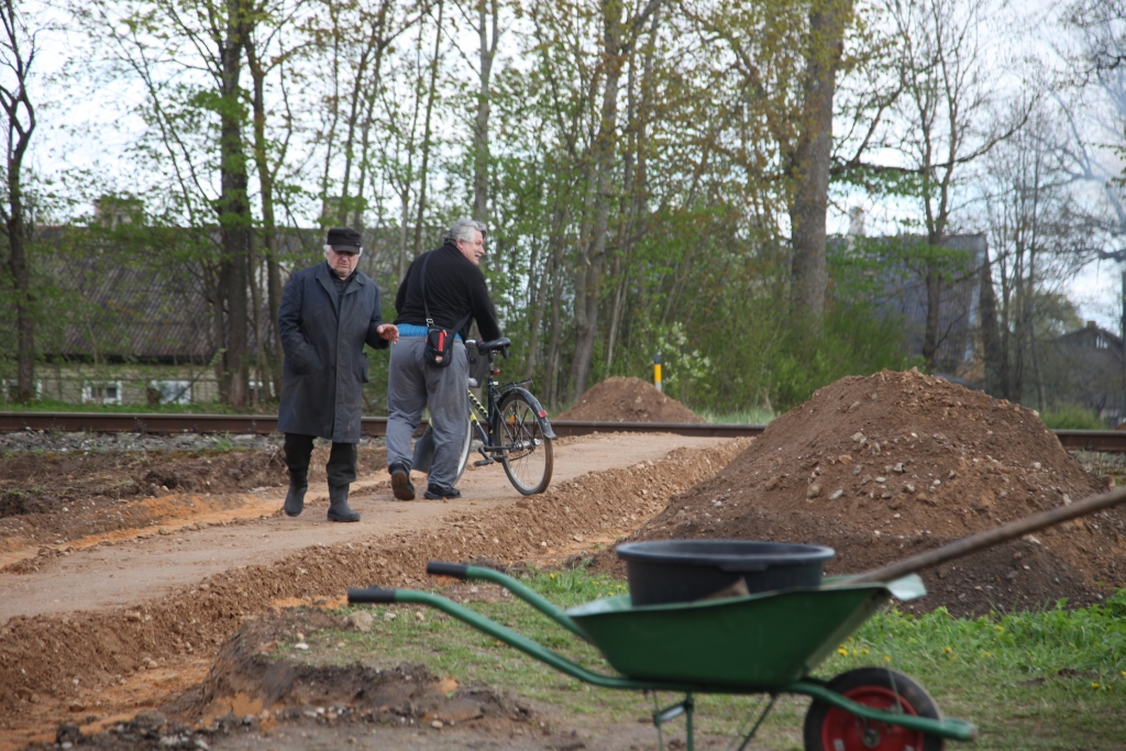 Pašvaldība gadiem ilgi ir bijusi zinoša par Raiņa ielas iedzīvotāju problēmu. Beidzot top droša sliežu pāreja.  
Autors: Gatis Bogdanovs