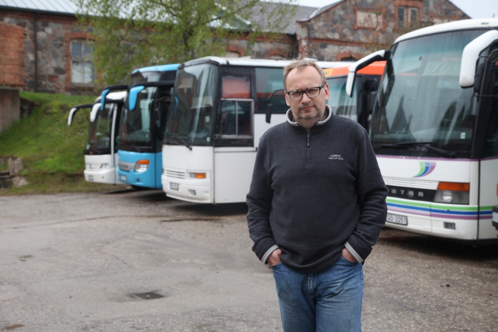 SIA “Gulbenes autobuss” valdes loceklis Gundars Kristapsons uzskata, ka viņa vadītā uzņēmuma sadarbībā ar SIA “Balvu autotransports” piedāvājums konkursā par pārvadājumiem Gulbenes, Alūksnes un Balvu novadā ir labāks nekā konkursa uzvarētājam.     
Autors: Gatis Bogdanovs