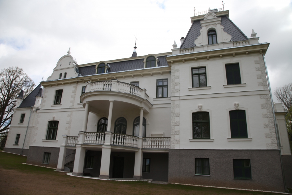 Veidojoties kārtīgai zāles segai, izzudīs problēma ar šobrīd dubļainajiem pils pamatiem. Tad ar baltajiem oļiem nosegtās joslas platums pie pils pamatiem būs pietiekams.   
Autors: Gatis Bogdanovs