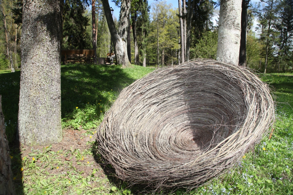 Lielformāta ligzdas parkā izveidojusi un uzstādījusi vides dizainere un floriste Inga Nagle. Šovasar labiekārtotā Spārītes parka daļa tiks vēl papildināta ar soliņiem, atkritumu urnām un baļķu taku kāpelēšanai. 
Autors: Gatis Bogdanovs