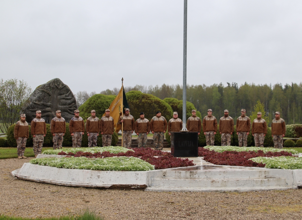 Svinīgā zvēresta došana notika īpašā vietā - Latvijas Armijas pulkveža Oskara Kalpaka dzimtas piemiņas vietā “Liepsalas”.   
Autors: Māris Šūpols