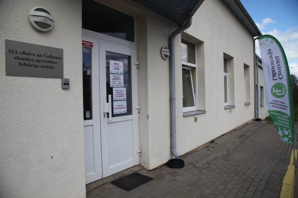 Gulbenes slimnīcā joprojām darbojas COVID-19 analīžu nodošanas punkts.  
Autors:  Gatis Bogdanovs