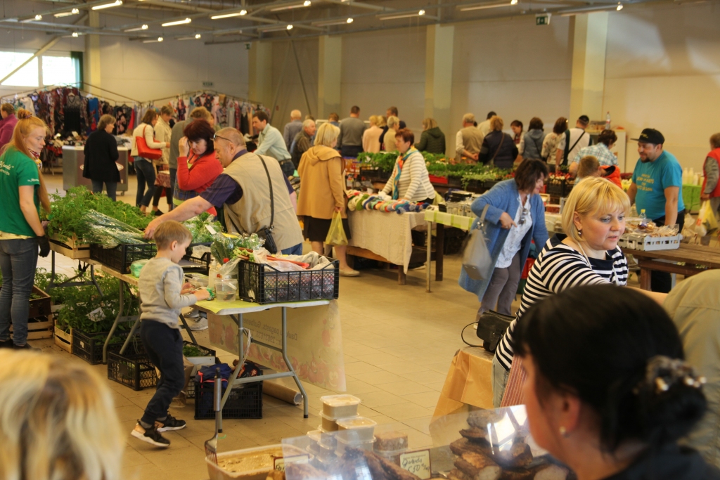 Kā novēroja “Dzirkstele”, arī vakar jau pulksten 12.00 tirdziņā bija rosība.   
Autors: Gatis Bogdanovs