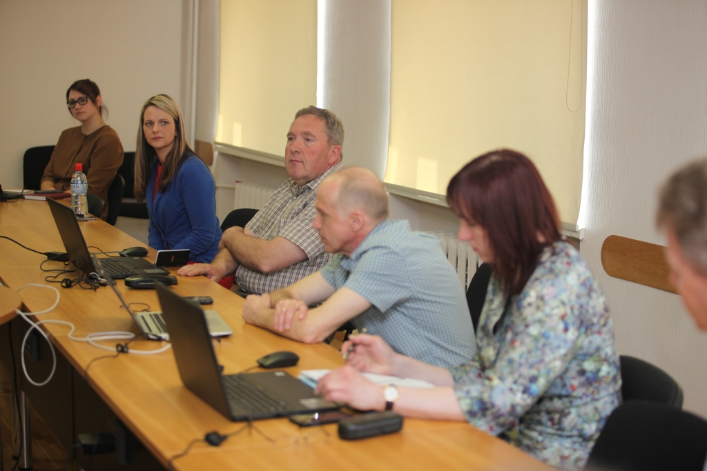 “Patīk bērnu mirdzošās acis redzēt,” tā par Gulbenes novada vidusskolas direktori ieceltā Linda Ūdre-Rizga domes sēdē vietējiem deputātiem skaidroja savu vēlmi strādāt tieši skolā. Viņa pauda apņemšanos panākt, lai viedokli par viņu mainītu arī tie divi no kopumā 17 deputātiem, kuri balsoja pret viņas kandidatūru. 
Autors: Gatis Bogdanovs