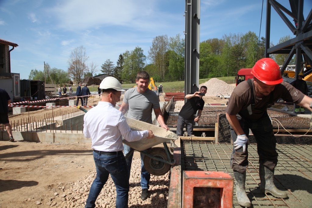 Lauksaimniecības pakalpojumu kooperatīvās sabiedrības “VAKS” Gulbenes filiālē jaunā graudu pirmapstrādes kompleksa “Laika kapsulas” iemūrēšanas svinīgajā pasākumā savu artavu betonēšanas darbos deva arī “VAKS” projektu koordinators Rolands Jansons (no kreisās) un Gulbenes novada zemnieks Mareks Kuharenko.    
Autors: Gatis Bogdanovs 