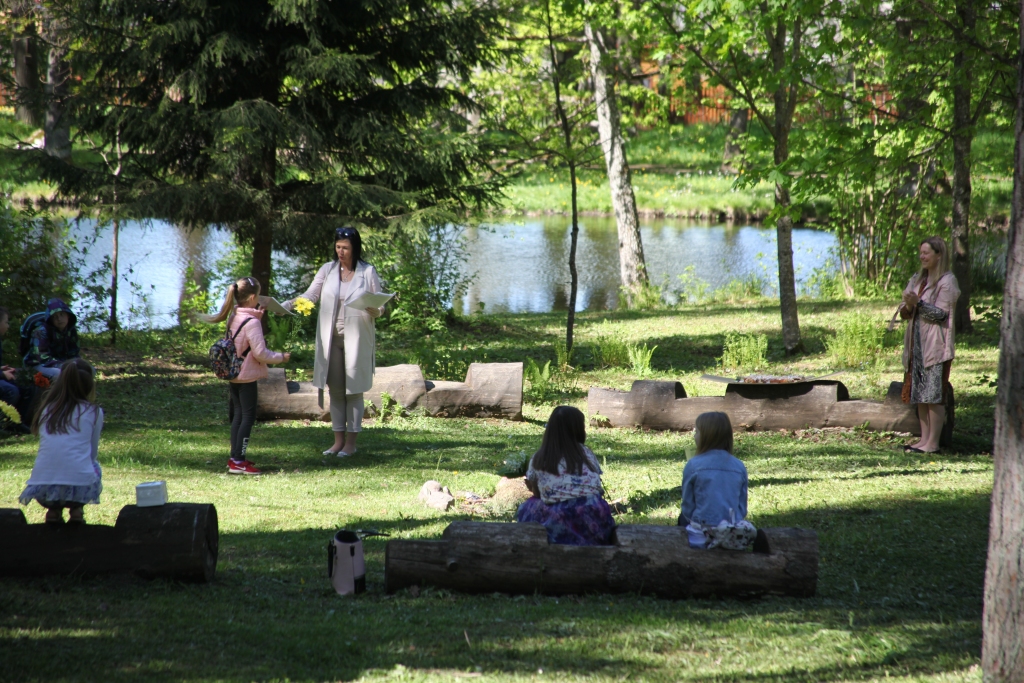 Tikšanās ar skolēniem pēdējā mācību dienā notika arī Spārītes parkā uz saliņas. 	
Autors: Gatis Bogdanovs