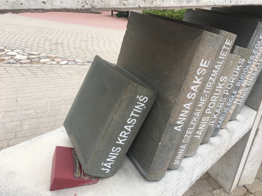 Vides objekts ir un reizē nav pabeigts. Vēl pievienojamas būtu papildu grāmatas. Vēl izglītojami gulbenieši par to, ka cilāt grāmatas plauktā nedrīkst. 
Autors: Diāna Odumiņa