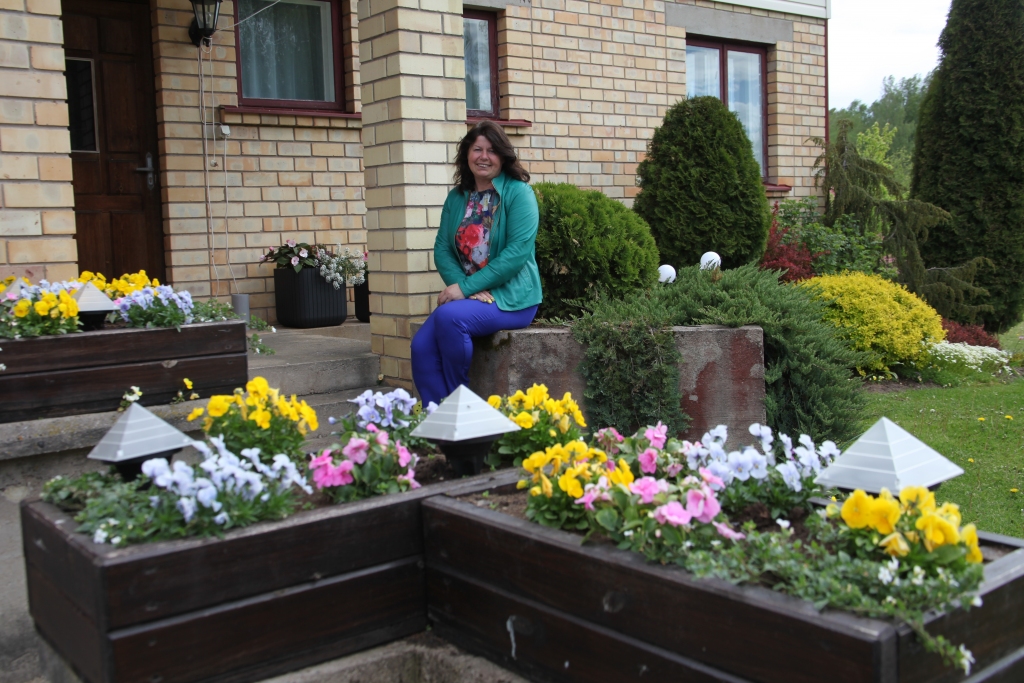 Gulbenes novadā un īpaši Lejasciemā iemīļotā daiļdārzniece Inga Nagle pēc profesijas ir agronome, tomēr cilvēks pie sava sapņa nonāk tik un tā – ar papīru vai bez tā. “Atceros, gribēju iet mācīties uz Bulduriem, bet mamma kaut kā pārliecināja, ka tur nav augstākās izglītības, tāpēc aizgāju uz akadēmiju. Es ļoti daudz lasu grāmatas par pasaules dārziem, tagad ir arī daudz brīnišķīgu raidījumu. Ir jābūt tai īstajai sajūtai sirdī, nevis - man vajag. Ir jābūt - es to patiesi ļoti vēlos! Ja cilvēki brauc pie mums apskatīt dārzu, es nekad neņemu nekādas ieejas maksas,” viņa stāsta. 
Autors: Gatis Bogdanovs