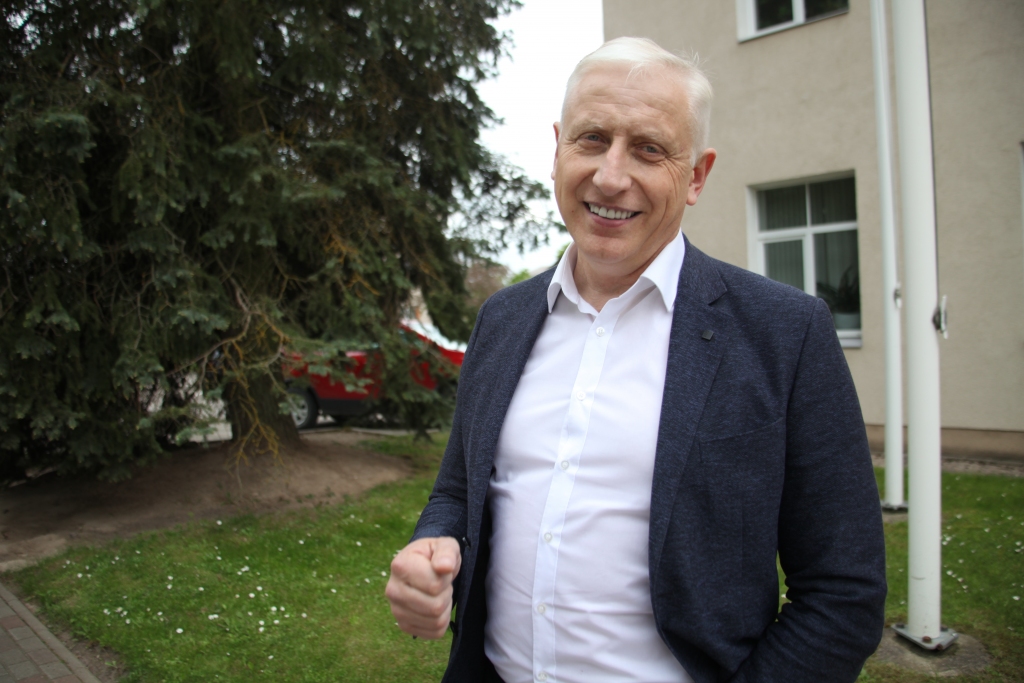 mērķtiecīgi Gulbenes novada domes priekšsēdētājs Normunds Audzišs ir mudinājis vietējos deputātus apgūt attālināta darba prasmes. Pandēmijas laiks to piespieda darīt. Viņš uzskata – visi ir ieguvēji! Pašvaldība sagādāja datorus katra deputāta darba nodrošināšanai. Deputāti tagad vienmēr par lēmumprojektiem balsos datorprogrammā, nevis fiziski pacels rokas.  
Autors: Gatis Bogdanovs