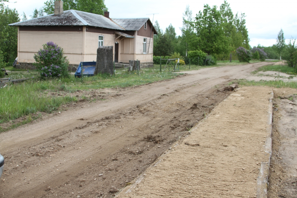 Pie Melnupes bijušās dzelzceļa stacijas (attēlā) un pie bijušās Litenes dzelzceļa stacijas SIA “Rubate” pašvaldības uzdevumā sakārto kādreizējos peronus, tāpat arī tiek uzlabots “zaļā dzelzceļa” grants segums. Tālāk sekos labiekārtojuma elementu izvietošana.  
Autors: Gatis Bogdanovs