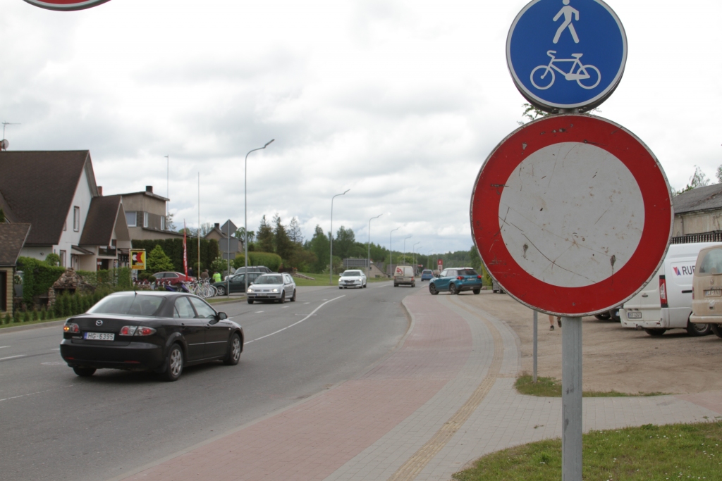 Baložu iela Gulbenē ir slēgta sakarā ar plānotajiem būvdarbiem. Pusotru mēnesi transportam šī iela būs jāapbrauc. Aizlieguma zīme jau ir izvietota, tomēr pagaidām, kā novēroja “Dzirkstele”, daudzi to ignorē. 
Autors: Gatis Bogdanovs
