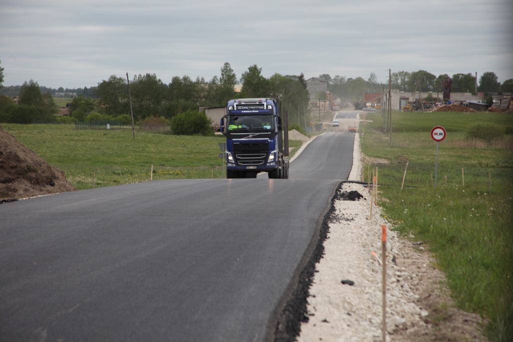 “Dzirkstele” trešdien novēroja, ka Dālderu ielai Stradu pagastā asfalts bija daļēji uzklāts. 
Autors: Gatis Bogdanovs