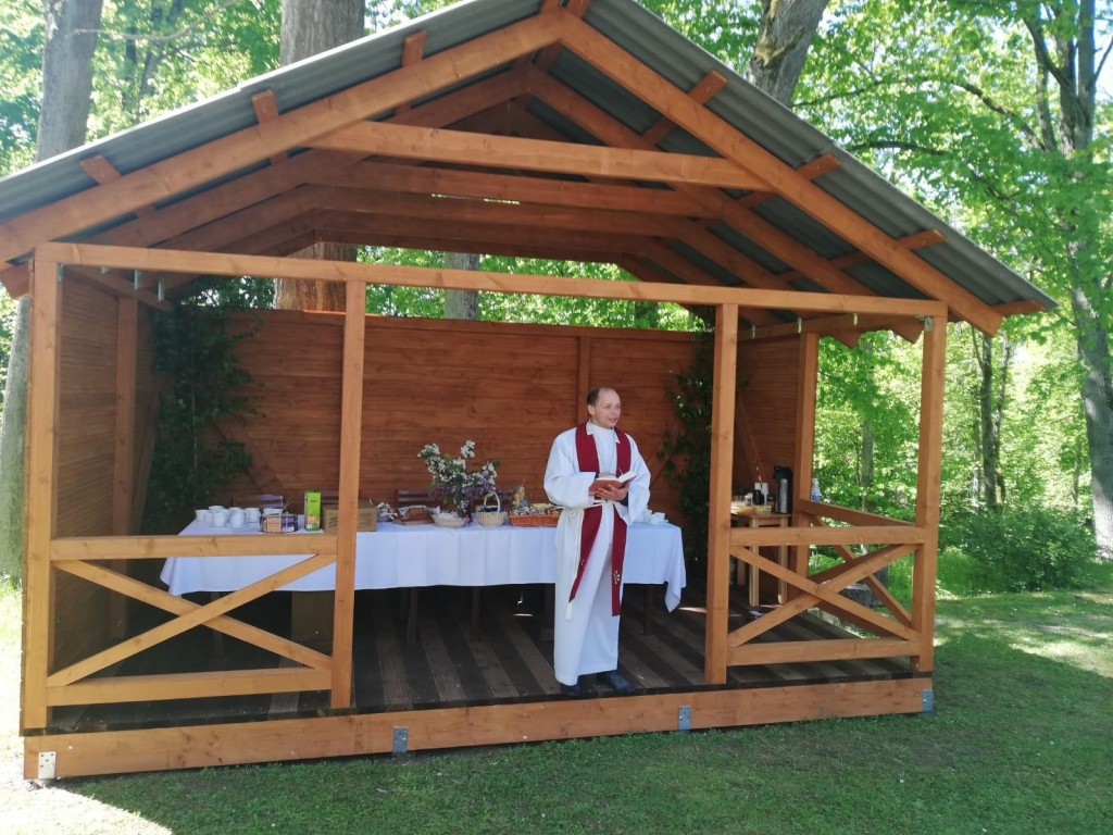 Siltajās dienās Gulbenes evaņģēliski luteriskās draudzes locekļi varēs tikties jaunajā lapenē. Tur plānotas gan svētdienas skolas nodarbības, gan jauniešu pasākumi, gan Bībeles studijas. Lapene ir draudzes mācītāja Ilgvara Matīsa izlolots sapnis.
Autors: no privātā arhīva