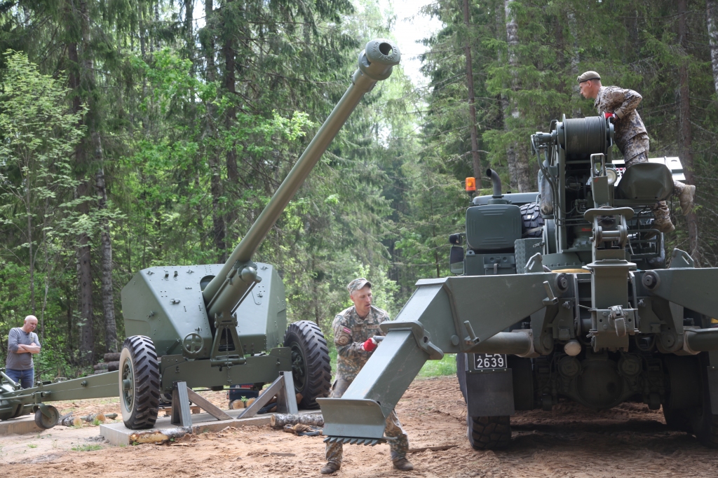 Intensīvi labiekārtošanas darbi šobrīd notiek Litenes armijas nometnes vietā Litenē. Tas tiek darīts ar mērķi, lai saglabātu vēstures liecības un piesaistītu sabiedrības interesi. Vakar, 8.jūnijā, tika uzstādīts Nacionālo bruņoto spēku demilitarizēts lielgabals.  	
Autors: Inita Savicka