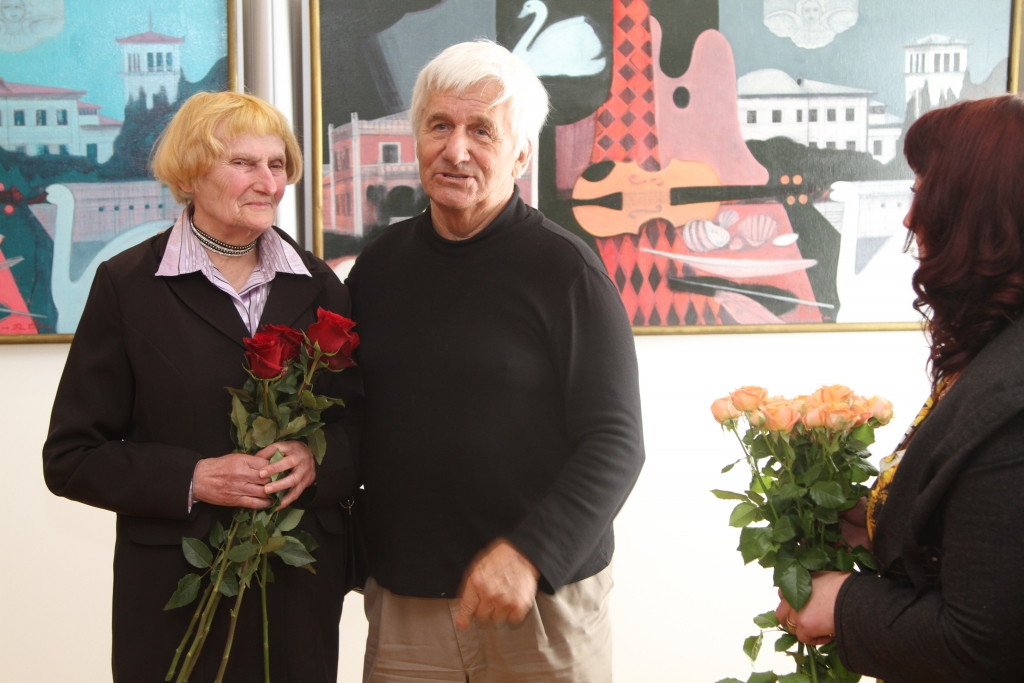 Izstādes atvēršanas svētkos mākslinieku Pēteri Postažu bija ieradusies sveikt arī klasesbiedrene Skaidrīte Antone, ar kuru kopā pavadīti vairāki skolas gadi Gulbīša skolā Jaungulbenē. 	
Autors: Gatis Bogdanovs