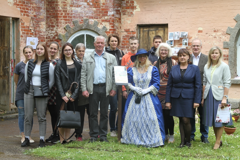 Komanda, kas palīdzēja Dainai Ozolai (baroneses tērpā) realizēt savu sapni par muzeju.   	
Autors: Gatis Bogdanovs