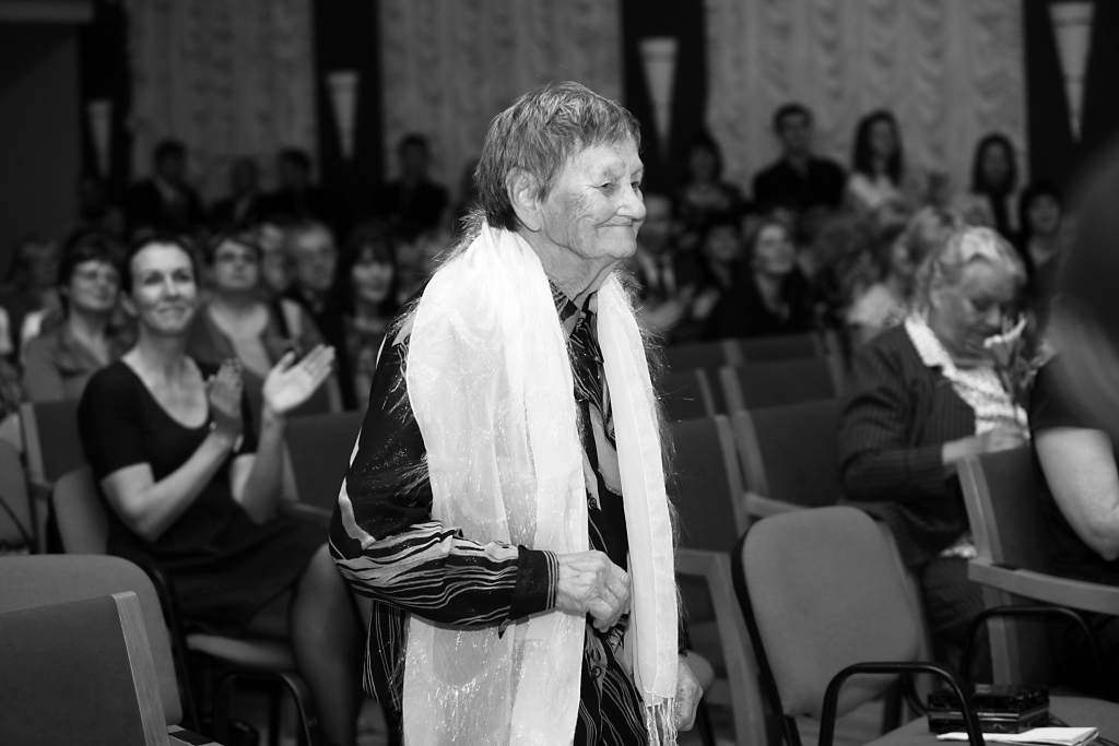 Starp savējiem. Olga Grasa Gulbenes vidusskolas 70 gadu jubilejas salidojumā 2014.gadā. 
Autors: no “Dzirksteles” arhīva