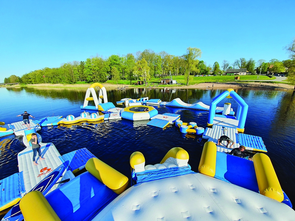 Balvu ezera veikparkā “Wake up Balvi” ir pieejamas veikošanas iespējas ar inventāra nomu, SUP dēļu, laivas un katamarānu noma, kā arī āra kubuls un jumta terase atpūtai.
Autors: no personiskā arhīva