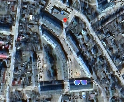 Saulesbriļļu simbols kartē norāda konkrēto koncerta norises vietu Skolas ielas kvartālā.