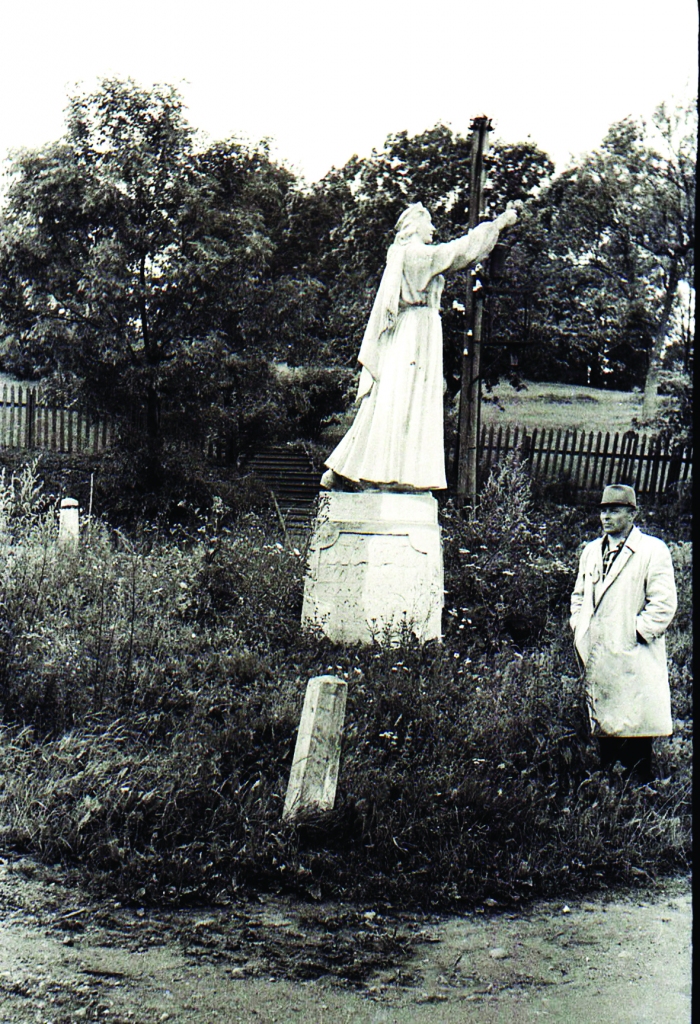 Lūk, nezināma “Tautumeita”. Šādu fotoattēlu portālā “www.draugiem.lv” ir uzgājusi novadpētniece Edīte Pulere. Draugu domas dalās par to, kur tapis šis attēls. Vieni saka, ka Lizumā un labi sen. Citi šaubās. Kā domājat jūs? 	
Autors: no kāda privāta arhīva