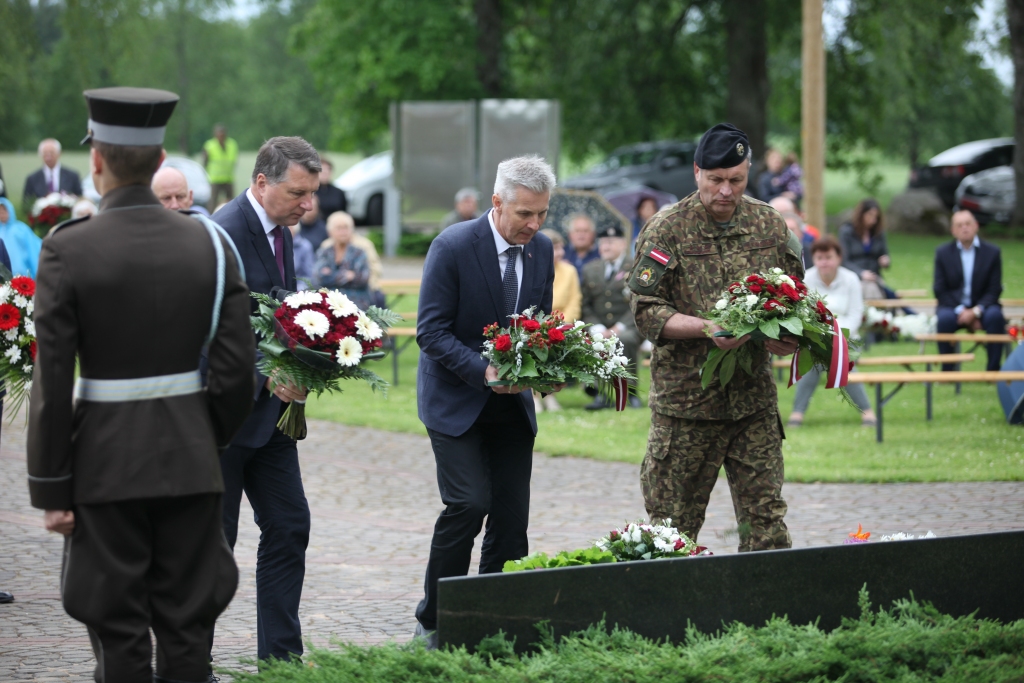 Pieminot traģiskos notikumus, 14.jūnijā komunistiskā genocīda upuru piemiņas pasākumā Gulbenē un Litenē piedalījās augstas valsts amatpersonas un Nacionālo bruņoto spēku (NBS) virsvadība.  Attēlā vidū - aizsardzības ministrs Artis Pabriks, no labās - NBS komandieris ģenerālleitnants Leonīds Kalniņš, Litenē ziedus nolikt bija ieradies arī eksprezidents Raimonds Vējonis. Jāatzīmē, ka tradicionālajos piemiņas pasākumos pirmo reizi aizsardzības ministrs A.Pabriks savā runā uzsvēra to, ka 1939.gadā pieļāvām kļūdu, nepretojoties Padomju Savienībai, un izcēla Somijas piemēru. “Mūsdienās esam mācījušies no pagātnes kļūdām,” uzsvēra ministrs.							  Foto: 
Autors: Gatis Bogdanovs
