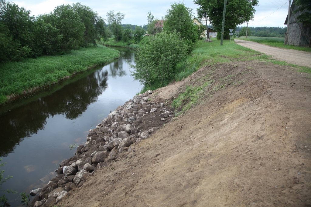 “Šī ir avārijas situācija. Gaidīt nevar. Komisija ir apsekojusi un secinājusi, ka akmeņi ir jāizmanto, lai nepieļautu krasta tālāku sabrukšanu. Ja pēc tam būs nepieciešami vēl citi darbi, vajadzēs projektu,” par Gaujas krasta nostiprināšanu, glābjot Lejasciema – Mālmuižas ceļu, “Dzirkstelei” saka Valsts vides dienesta Vidzemes reģionālās vides pārvaldes direktors Jānis Lūkins. 	
Autors: Gatis Bogdanovs
