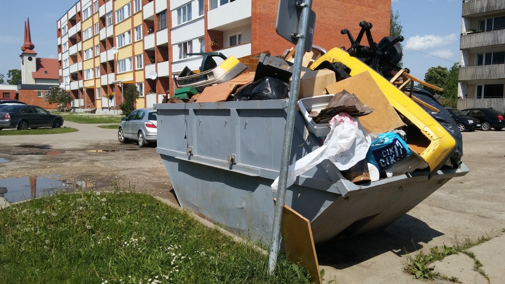 Nedēļas laikā iedzīvotāji tika aicināti mest īpaši pasūtītajā konteinerā visu, kas lieks.  
Autors: Pārsla Konrāde