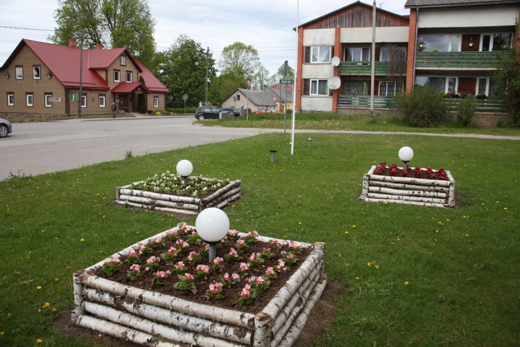 Lejasciema pagasta centrā izgatavotas jaunas ziedu kastes. 
Autors: Gatis Bogdanovs