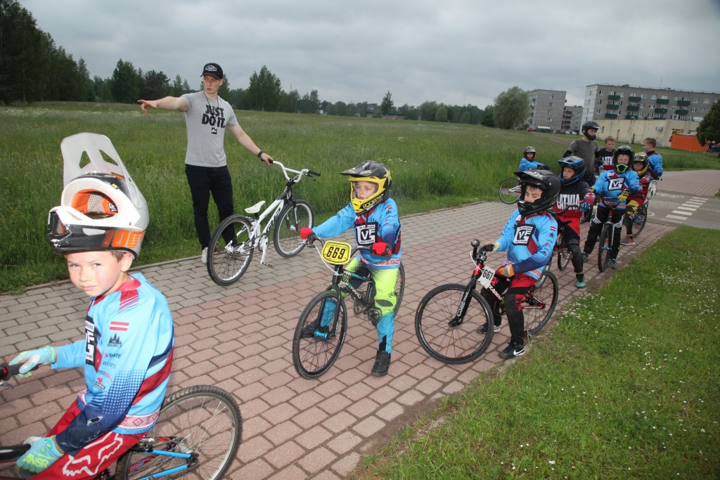 Treneris Vents Štrombergs saka, ka tie, kas te trenējas, ir talantīgi bērni un visi grib braukt, darboties un trenēties. “Prieks ar tādiem arī strādāt, kuri nāk nevis vecāku piespiesti, bet gan paši vēlas to darīt,” saka treneris.  						  Foto: 
Autors: Gatis Bogdanovs