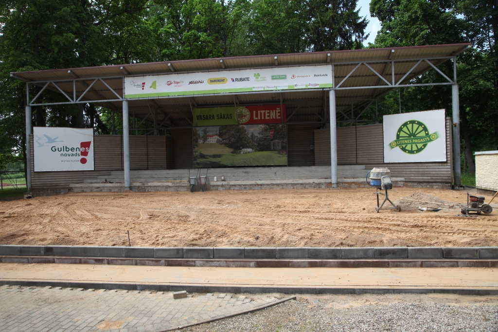 Litenes estrāde pulcina skatītājus dažādos koncertos un zaļumballēs. Tā atrodas ainaviski ļoti skaistā vietā. Tagad estrādē notiek remontdarbi. 
Autors:  Inita Savicka