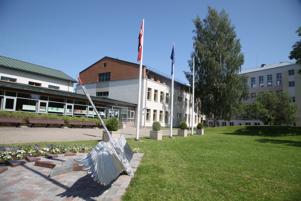 Gulbenes novada vidusskolas juridiskā adrese iecerēta tāda pati, kāda vēl pagaidām ir novada valsts ģimnāzijai. Par to esot vienojušās ģimnāzijas un 2.vidusskolas administrācijas kopā ar jaunās novada vidusskolas direktori un Izglītības pārvaldi. 
Autors: Gatis Bogdanovs 