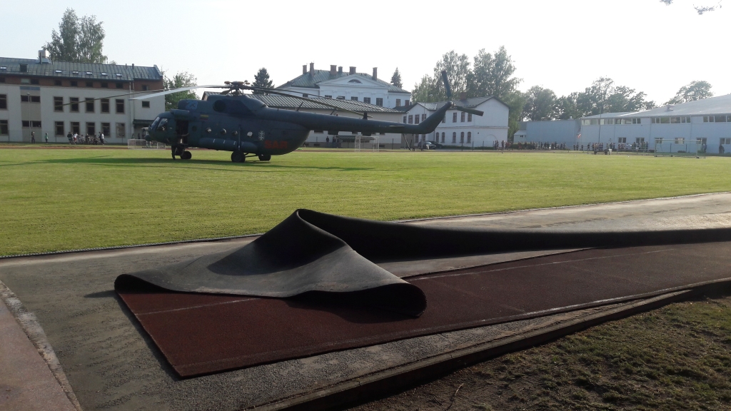 Nolietojies, nekvalitatīvs skrejceliņa segums - tāds ir secinājums par sporta laukumu pie Gulbenes sporta centra. Helikopters neviļus daļu skrejceļa “uzrullēja”. Pēc tam pašvaldības darbinieki to sakārtoja, kā prata. 
Autors: Gatis Bogdanovs