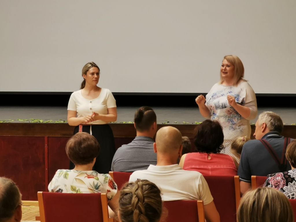 “Mūsu novads ir amatierteātra novads, un arī šajā projektā mēs satikām daudz tādu, kas, lai arī šobrīd nespēlē nevienā no amatierteātriem, noteikti to varētu darīt. Esmu pārliecināta, ka mēs varētu izveidot arī profesionālu teātri mūsu novadā. Jūs spēlējāt no sirds!” saka Sarmīte Supe (no labās). “Lielākā filmas daļa tika uzfilmēta vienas nedēļas laikā. Kopējais filmēšanas un montēšanas laiks ir divarpus nedēļas. Mēs gājām gulēt ap diviem naktī, lai nākamā rītā atkal celtos un dotos tālāk filmēt. Visur mūs sagaidīja ar lielu sirsnību un cienastiem,” stāsta skaņu režisore un projekta vadītāja Ilvita Kļaviņa.

Autors: Rihards Kostigovs