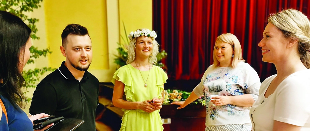 “Kopējais filmēšanas un montēšanas laiks ir divarpus nedēļas. Mēs gājām gulēt ap diviem naktī, lai nākamā rītā atkal celtos un dotos tālāk filmēt,” stāsta projekta vadītāja Ilvita Kļaviņa (no labās). Operators Armīns Maslovskis atzīst, ka pēc pirmizrādes prieks mijas ar ārkārtīgi lielu nogurumu. Tam piekrīt arī Kultūras pārvaldes vadītāja Gundega Ķikuste (otrā no kreisās) un idejas autore Sarmīte Supe. “Mūsu novads ir amatierteātra novads. Esmu pārliecināta, ka mēs varētu izveidot arī profesionālu teātri mūsu novadā. Mūsu novada vērtība noteikti ir cilvēks!” saka Sarmīte. 
Autors: Rihards Kostigovs