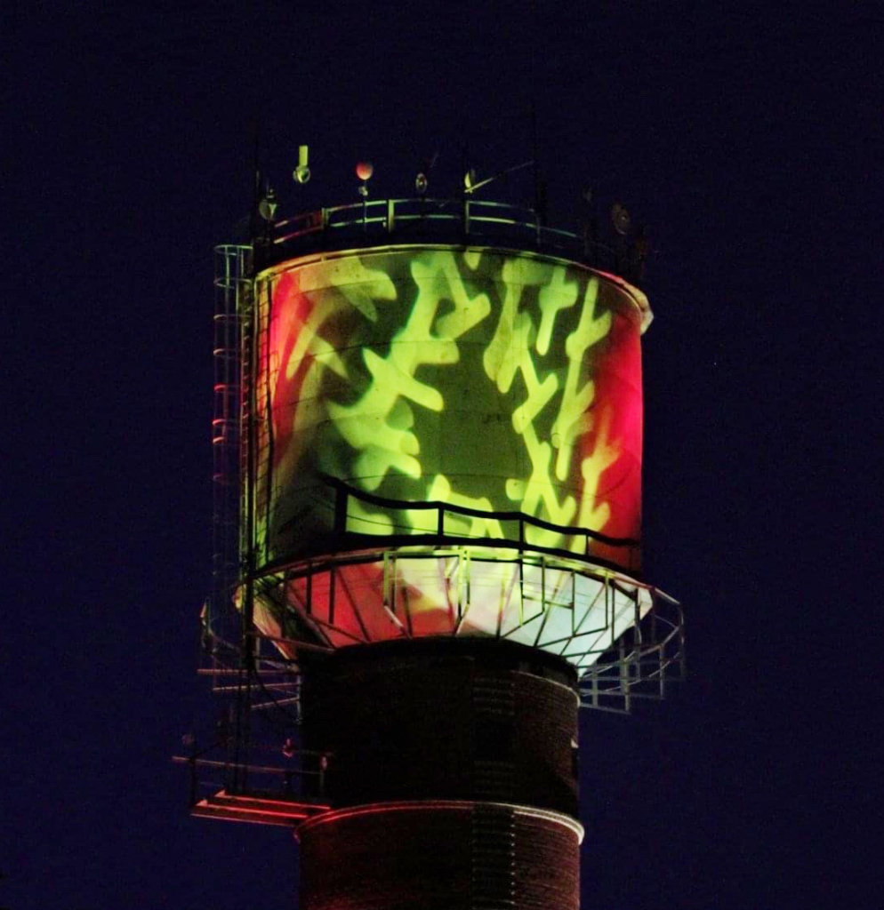 Līgonakti Gulbenē krāšņāku padarīja izgaismotais ūdenstornis. Daži zināja, ka tornis būs izgaismots, citiem tas bija patīkams pārsteigums.
Autors: Sandra Dikmane