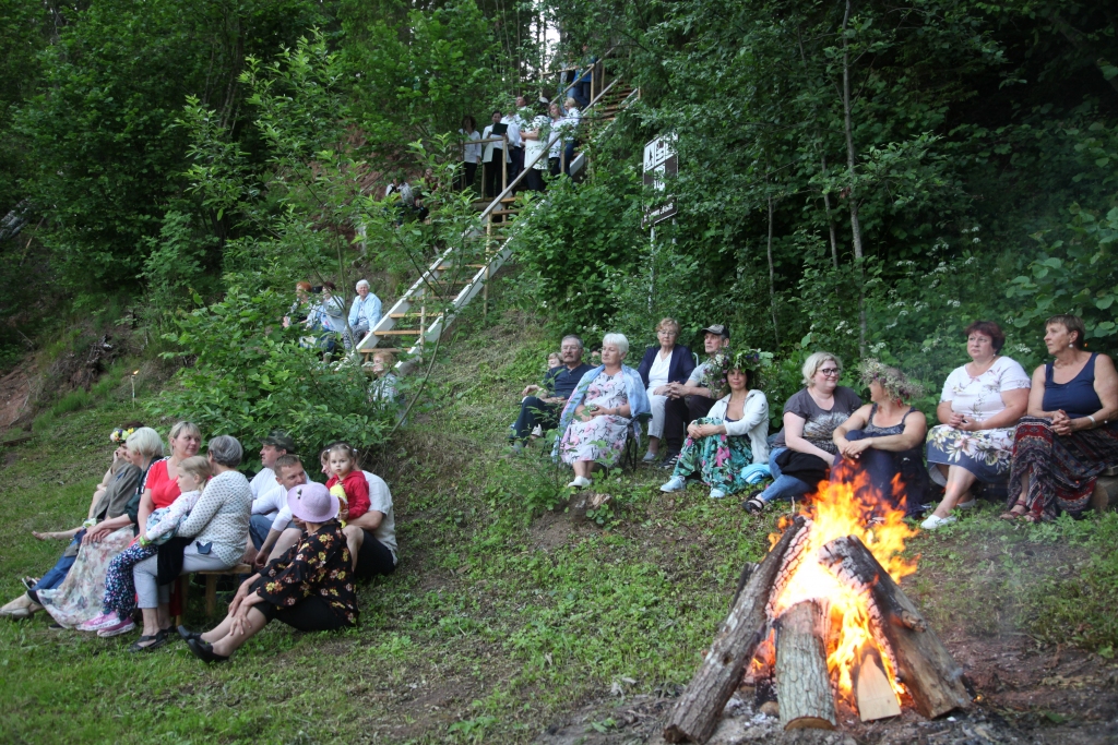 Laimes kāpņu godināšanas pasākumā galvenokārt bija ieradušies vietējie iedzīvotāji, taču netrūka arī interesentu no citiem novada pagastiem.  
Autors: Gatis Bogdanovs