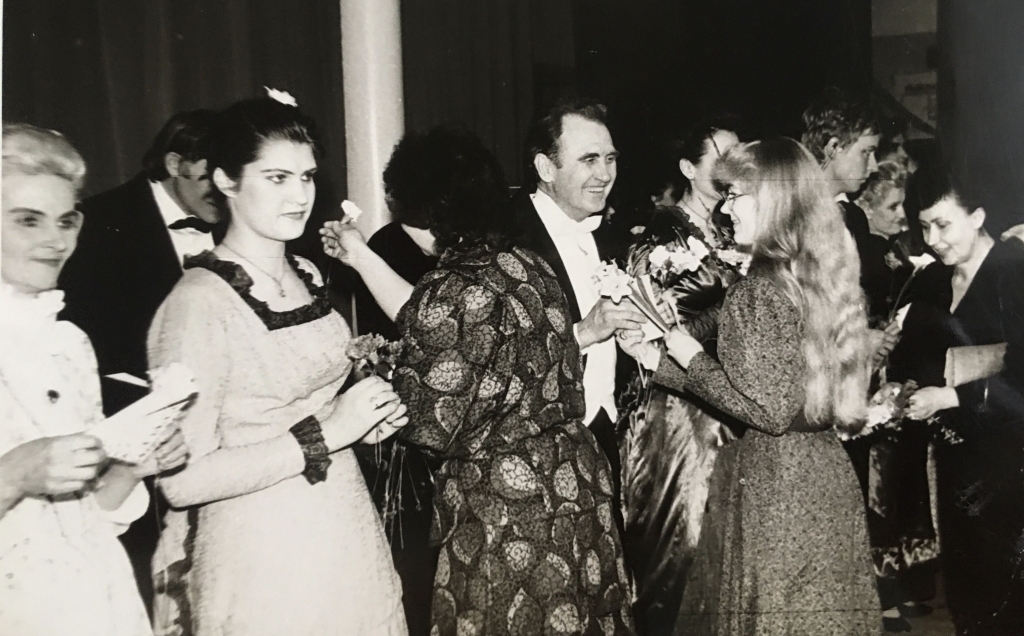 Oļģerts Ceske saņem ziedus no skatītājas Aijas Sūces rokām. Tā ir pirmizrāde par godu Starptautiskajai teātra dienai 1988.gadā. Gulbenes Tautas teātris skatītāju vērtējumam nodevis Aleksandra Ostrovska lugas “Bez vainas vainīgie” iestudējumu Olgas Krievas režijā.  
Autors: no personiska arhīva