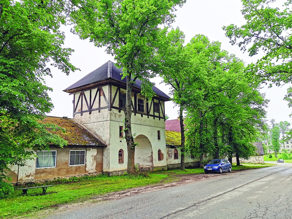 Uz senās Jaungulbenes pils caurbrauktuves jumta ir uzlikts pagaidu materiāls - “Onduline” plāksnes, stāsta  Smiltenes tehnikuma direktors Andris Miezītis. 	
Autors: Viktorija Slavinska-Kostigova