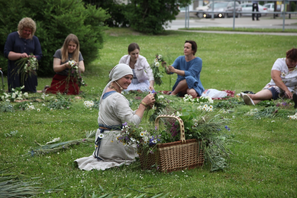 Katrai meitenei neatkarīgi no vecuma prast nopīt Jāņu vainagu ir goda lieta. Gulbenietes tagad prot! Vismaz visas tās, kuras 20.jūnijā pilsētas centrā bija atnākušas piedalīties Latvijā izslavētās zāļu sievas un stāstnieces Līgas Reiteres vainagu pīšanas meistarklasē (attēlā). Tā sākās svētku sajūta, kuru katram tālāk bija jāturpina sevī audzēt pašam. Līgovakarā izjust svētku zaļumballes noskaņu mūzikā Gulbenē palīdzēja arī kultūras centra pūtēju orķestra dalībnieki, kuri ar mini koncertiem uzstājās Nākotnes, Skolas un Gaitnieku ielas kvartālos, kā arī Ābeļu ielā. 	
Autors: Gatis Bogdanovs