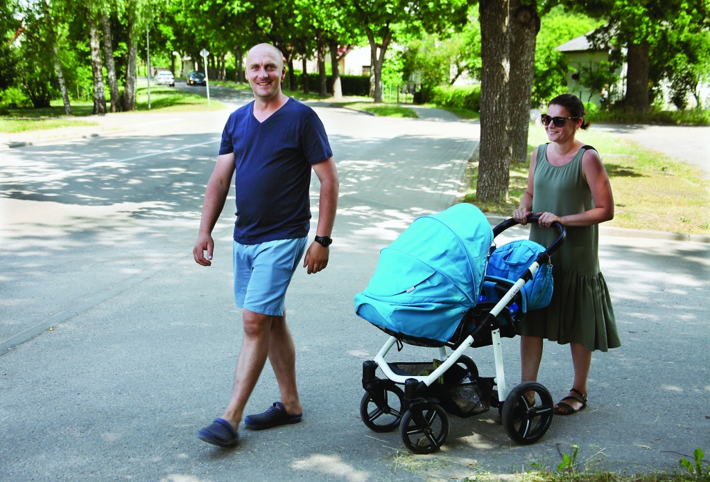 Lai gan demogrāfiskā situācija mums ir ne visai pozitīva, daudzviet pilsētā tomēr var redzēt pastaigājoties ģimenes ar mazuļiem. 
Autors: Gatis Bogdanovs 
