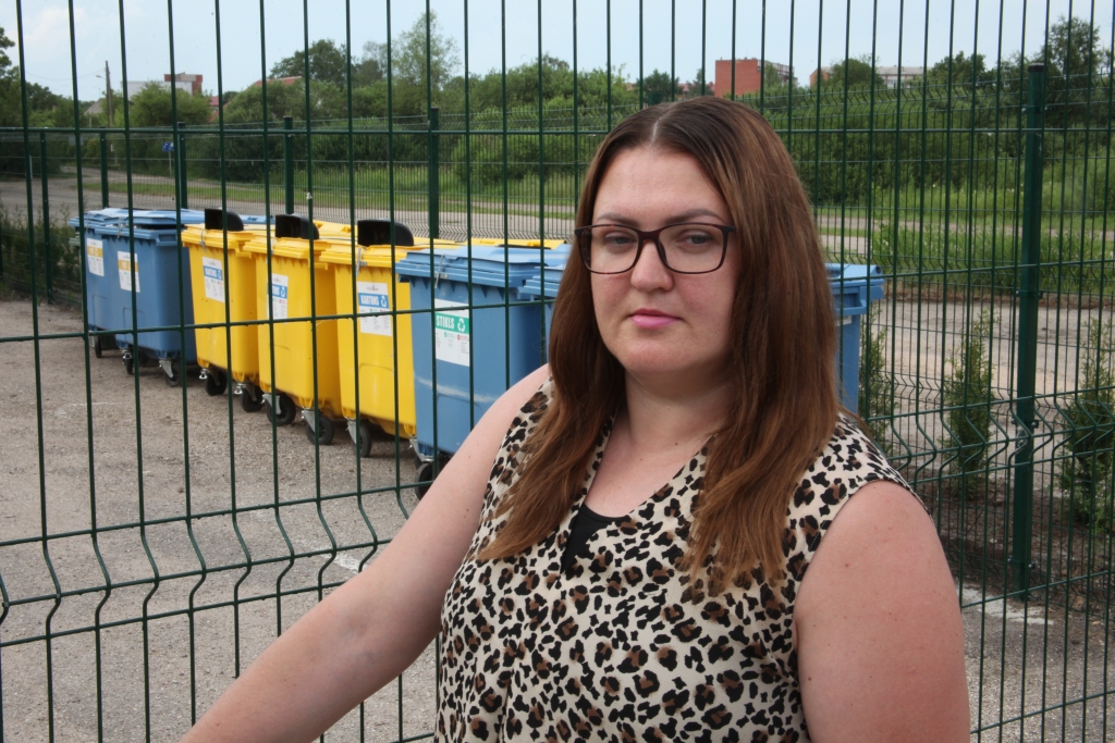 SIA “Pilsētvides serviss” Malienas reģiona vadītāja Kristīne Andrejeva stāsta, ka sadarbībā ar Pašvaldības policiju tiek veikta atkritumu apsaimniekošanas noteikumu ievērošanas kontrole. Tas ir saistīts gan ar atkritumu apsaimniekošanas līgumu slēgšanu, gan ar gadījumiem, kad personas novieto un uzglabā atkritumus tam neparedzētās vietās.
Autors: Gatis Bogdanovs